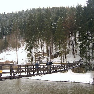 Svatošské skály 52, Národní přírodní památka Jas Svatoš (známá spíše pod názvem Svatošské skály) o rozloze 1,95 ha se nachází v údolí řeky Ohře mezi Karlovými Vary a Loktem. Bizarní skupina skalních věží, sloupů a jehel vytváří pozoruhodné útvary, o jejic