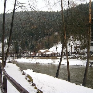 Svatošské skály 55, Národní přírodní památka Jas Svatoš (známá spíše pod názvem Svatošské skály) o rozloze 1,95 ha se nachází v údolí řeky Ohře mezi Karlovými Vary a Loktem. Bizarní skupina skalních věží, sloupů a jehel vytváří pozoruhodné útvary, o jejic