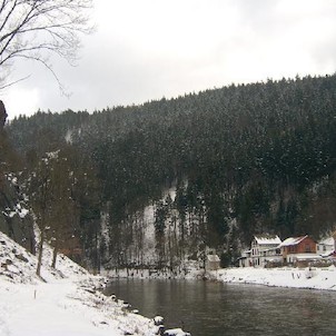 Svatošské skály 59, Národní přírodní památka Jas Svatoš (známá spíše pod názvem Svatošské skály) o rozloze 1,95 ha se nachází v údolí řeky Ohře mezi Karlovými Vary a Loktem. Bizarní skupina skalních věží, sloupů a jehel vytváří pozoruhodné útvary, o jejic