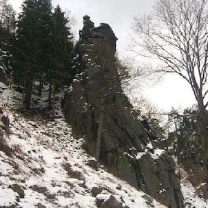 Svatošské skály 62, Národní přírodní památka Jas Svatoš (známá spíše pod názvem Svatošské skály) o rozloze 1,95 ha se nachází v údolí řeky Ohře mezi Karlovými Vary a Loktem. Bizarní skupina skalních věží, sloupů a jehel vytváří pozoruhodné útvary, o jejic