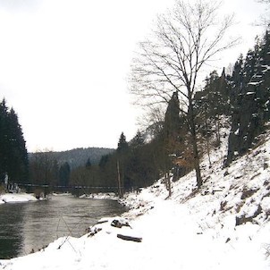 Svatošské skály 65, Národní přírodní památka Jas Svatoš (známá spíše pod názvem Svatošské skály) o rozloze 1,95 ha se nachází v údolí řeky Ohře mezi Karlovými Vary a Loktem. Bizarní skupina skalních věží, sloupů a jehel vytváří pozoruhodné útvary, o jejic