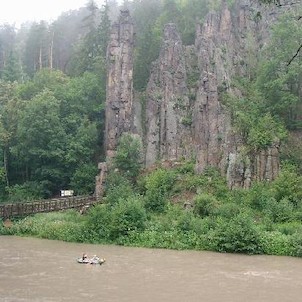 Svatošské skály 74, Národní přírodní památka Jas Svatoš (známá spíše pod názvem Svatošské skály) o rozloze 1,95 ha se nachází v údolí řeky Ohře mezi Karlovými Vary a Loktem. Bizarní skupina skalních věží, sloupů a jehel vytváří pozoruhodné útvary, o jejic