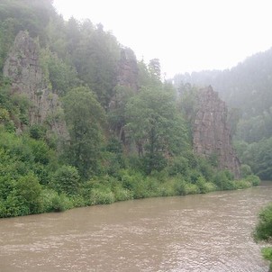 Svatošské skály 78, Národní přírodní památka Jas Svatoš (známá spíše pod názvem Svatošské skály) o rozloze 1,95 ha se nachází v údolí řeky Ohře mezi Karlovými Vary a Loktem. Bizarní skupina skalních věží, sloupů a jehel vytváří pozoruhodné útvary, o jejic