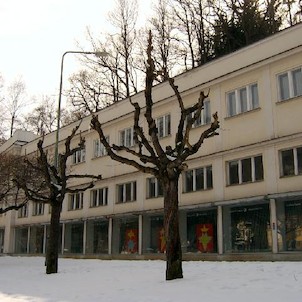 Galerie - K.Vary 6, Postavena původně jako vzorkovna zboží Chebské živnostenské a obchodní komory. Od roku 1953 je zde výhradně galerie umění. Dvě křídla se zajímavým středním členěním. Postavena roku 1912, Architekt Seitz