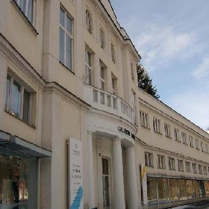 Galerie - K.Vary 3, Postavena původně jako vzorkovna zboží Chebské živnostenské a obchodní komory. Od roku 1953 je zde výhradně galerie umění. Dvě křídla se zajímavým středním členěním. Postavena roku 1912, Architekt Seitz