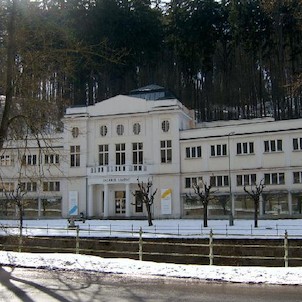 Galerie umění 4, Postavena původně jako vzorkovna zboží Chebské živnostenské a obchodní komory. Od roku 1953 je zde výhradně galerie umění. Dvě křídla se zajímavým středním členěním. Postavena roku 1912, Architekt Seitz