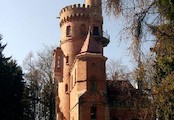Goethova vyhlídka 12, Goethova vyhlídka – Stephaniewarte leží na výšinách na východ od lázeňské zóny na vrchu Věčného života. Na její výstavbě se podíleli pánové Fellner a Helmer. Rozhledna poskytuje krásný výhled na Krušné hory, Slavkovský les a Doupovsk