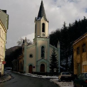 sbor Dr. Pavla Farského 2, Do r. 1946 evangelický kostel sv. Petra. V novorománském stylu. R. 1864 přistavěna věž a zahájena stavba sousední fary. Architekt J. Zeissig
