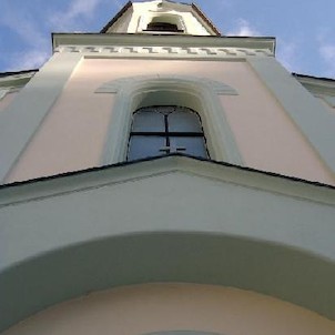 sbor Dr. Pavla Farského 7, Do r. 1946 evangelický kostel sv. Petra. V novorománském stylu. R. 1864 přistavěna věž a zahájena stavba sousední fary. Architekt J. Zeissig