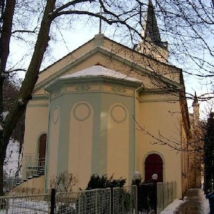 sbor Dr. Pavla Farského 9, Do r. 1946 evangelický kostel sv. Petra. V novorománském stylu. R. 1864 přistavěna věž a zahájena stavba sousední fary. Architekt J. Zeissig