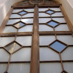 sbor Dr. Pavla Farského 14, Do r. 1946 evangelický kostel sv. Petra. V novorománském stylu. R. 1864 přistavěna věž a zahájena stavba sousední fary. Architekt J. Zeissig