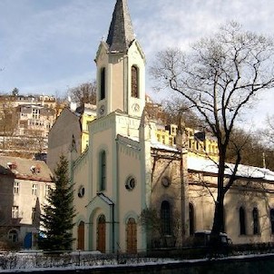 sbor Dr. Pavla Farského 19, Do r. 1946 evangelický kostel sv. Petra. V novorománském stylu. R. 1864 přistavěna věž a zahájena stavba sousední fary. Architekt J. Zeissig