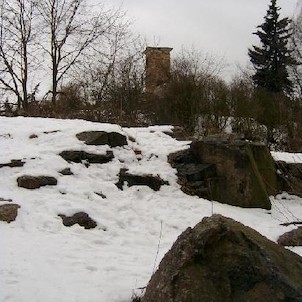 Zimní, Nejstarší dochovaný objekt města Karlovy Vary. Vznikl patrně ve 2. pol. 13. stol. v rámci kolonizace.