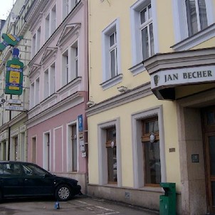 Jan Becher Muzeum 3, Nachází se přímo v centru Karlových Varů. Přímo v prostorách muzea je milé překvapení: ochutnávka výtečné Becherovky. Procházka historickými sklepy, množství unikátních dobových exponátů a fotografií. Projekce filmu, který možná poodh