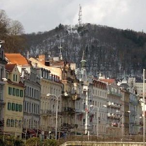 Tři kříže 48, Tři velké dřevěné kříže jsou podobenstvím biblické Golgoty, byly postaveny kolem roku 1640 jako výraz vítězné rekatolizace města a kraje, který byl předchozích 100 let oddán víře luteránské. Vrch je opředen četnými strašidelnými pověstmi o b