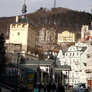 Tři kříže 49, Tři velké dřevěné kříže jsou podobenstvím biblické Golgoty, byly postaveny kolem roku 1640 jako výraz vítězné rekatolizace města a kraje, který byl předchozích 100 let oddán víře luteránské. Vrch je opředen četnými strašidelnými pověstmi o b