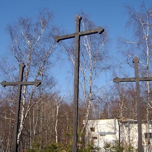 Tři kříže jaro 15, Tři velké dřevěné kříže byly postaveny kolem roku 1640 jako výraz vítězné rekatolizace města.