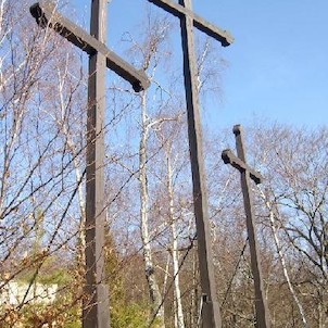 Tři kříže jaro 18, Tři velké dřevěné kříže byly postaveny kolem roku 1640 jako výraz vítězné rekatolizace města.