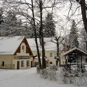 Linhart 28, Lesní kavárna a restaurace. Oblíbené výletní místo T. G. Masaryka. V blízkém okolí můžeme narazit na zbytky staveb původní osady Obora, která se nacházela na území královského loveckého revíru hradu Loket. Na tomto území byl v roce 1246 vysvěc