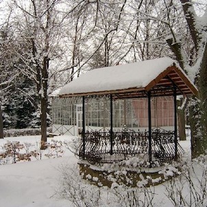 Linhart 29, Lesní kavárna a restaurace. Oblíbené výletní místo T. G. Masaryka. V blízkém okolí můžeme narazit na zbytky staveb původní osady Obora, která se nacházela na území královského loveckého revíru hradu Loket. Na tomto území byl v roce 1246 vysvěc