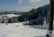 Pohled ze sjezdovky nad tratí