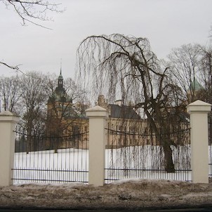 Zámek ve Stružné, Zámek Stružná leží asi jedenáct kilometrů jihovýchodně od města Karlovy Vary v blízkosti silnice E48.