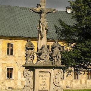 Klášter Teplá, kříž v areálu kláštera