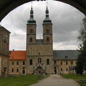 Tepelský klášter, pohled od vstupní brány