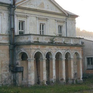 Zámek - Velichov, V 16.-17. století zde byla tvrz Šliků, zničená za třicetileté války (1621). Na jejím místě zde byl v letech 1747-55 postaven barokní zámek (na návrší nedaleko od kostela), přestavěný v roce 1870.