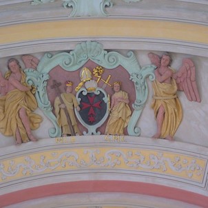 restaurovaný křížovnický erb v katolickém kostele