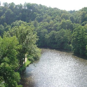 Loket, řeka Ohře obtéká město Loket