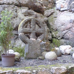 Kreuzfunde am Eingang der Burg