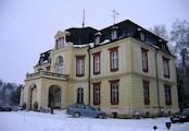 Zámek, Pohled na hlavní průčelí zámku