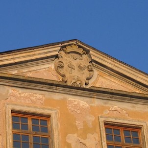 Zámek, Kartuš s erbem nad hlavním vchodem