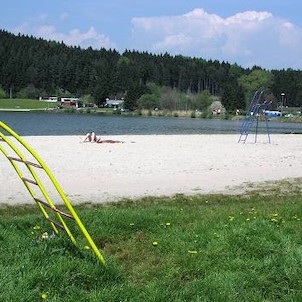 Hlavní pláž rybníka Oborský