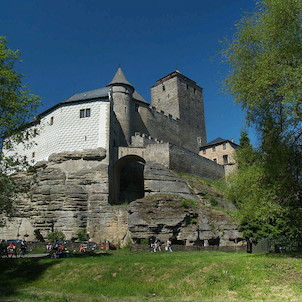 Hrad Kost - pohled z údolí Plakánek