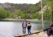 před jezerem