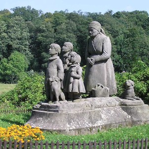 Sousoší Babička s dětmi