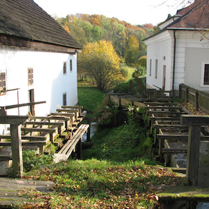 Rudrův mlýn a vedle stojící mandl