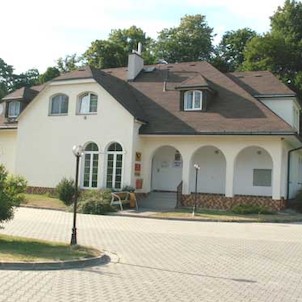 Obecní úřad, pošta, lékař, knihovna, internet