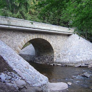 Zemská brána, Nově opravený most.