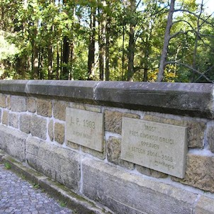 Zemská brána, Nápisy na mostě o výstavbě a opravě mostu