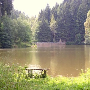 rybářská lavička na Ivanském jezeře