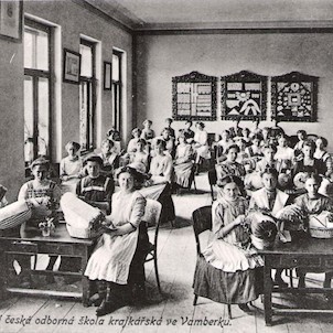 Krajkářská škola ve Vamberku založená roku 1889