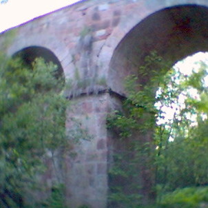 viadukt ve středu obce
