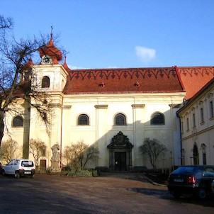 Zámek, Zámek s původně zámeckým, nyní farním kostelem