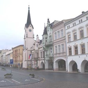 Radnice na Krakonošově náměstí - novogotická stavba z roku 1862