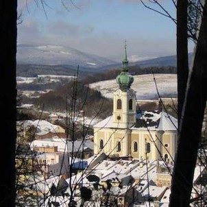 Kostel Narození Panny Marie (pohled z parku, v pozadí Světlá hora)