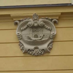 Znak města Trutnova umístěný na hlavní poště