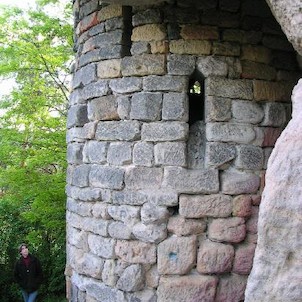Jestřebí, vstupní věž do hradu se schodištěm